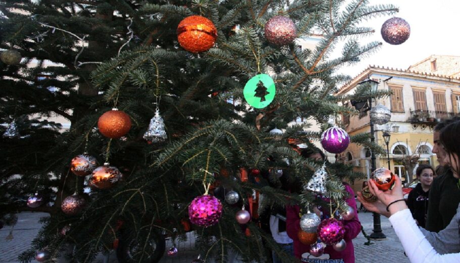 Μαθητές στολίζουν το Χριστουγεννιάτικο δέντρο © EUROKINISSI