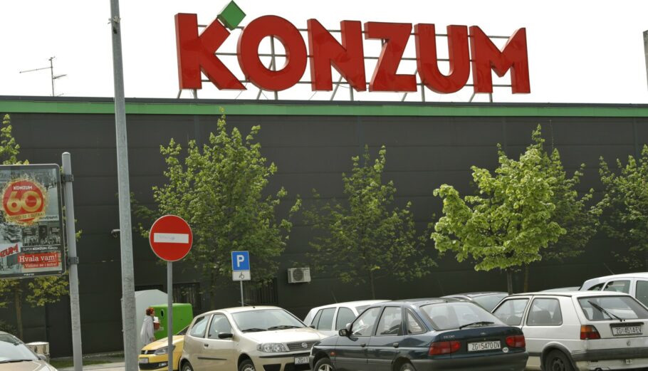 Τα κροατικά σούπερ μάρκετ Konzum, EPA/ANTONIO BAT