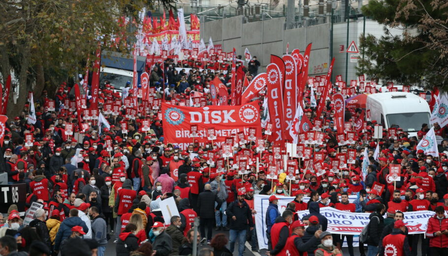 Χιλιάδες Τούρκοι διαδηλώνουν διαμαρτυρόμενοι για την κακή κατάσταση της οικονομίας © EPA/ERDEM SAHIN