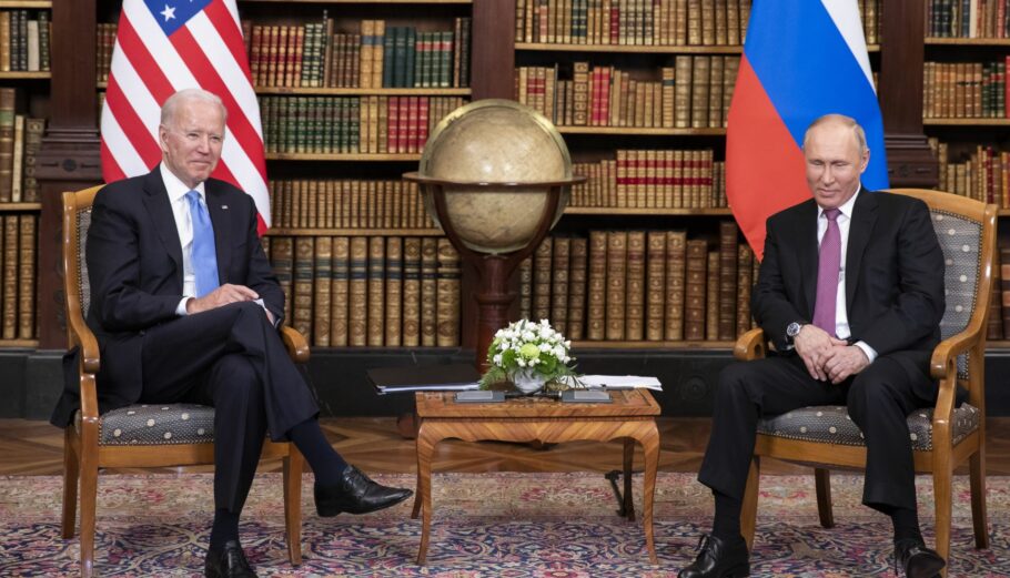 Ο Τζο Μπάιντεν και ο Βλαντιμίρ Πούτιν © EPA/PETER KLAUNZER