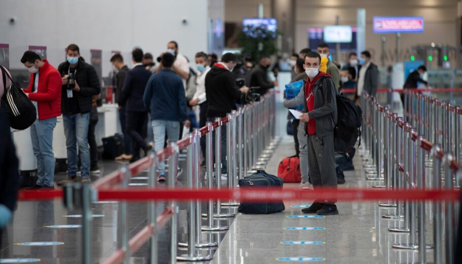 Κόσμος περιμένει για έλεγχο στο αεροδρόμιο της Κωνσταντινούπολης ©EPA/TOLGA BOZOGLU
