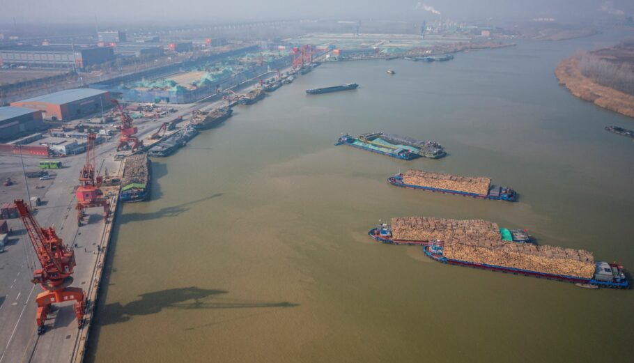 Λιμάνι στην Κίνα ©EPA/ALEX PLAVEVSKI