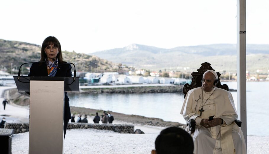 Η Κατερίνα Σακελλαροπούλου και ο Πάπας Φραγκίσκος ©Eurokinissi