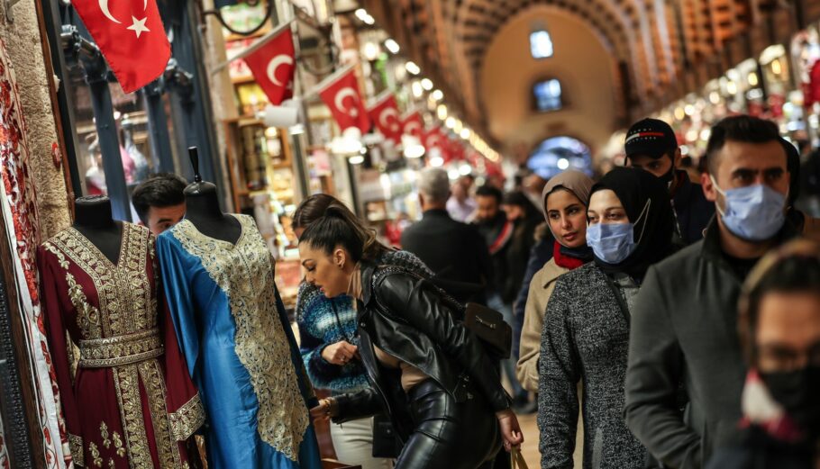 Κόσμος στην Κωνσταντινούπολη ©EPA/SEDAT SUNA