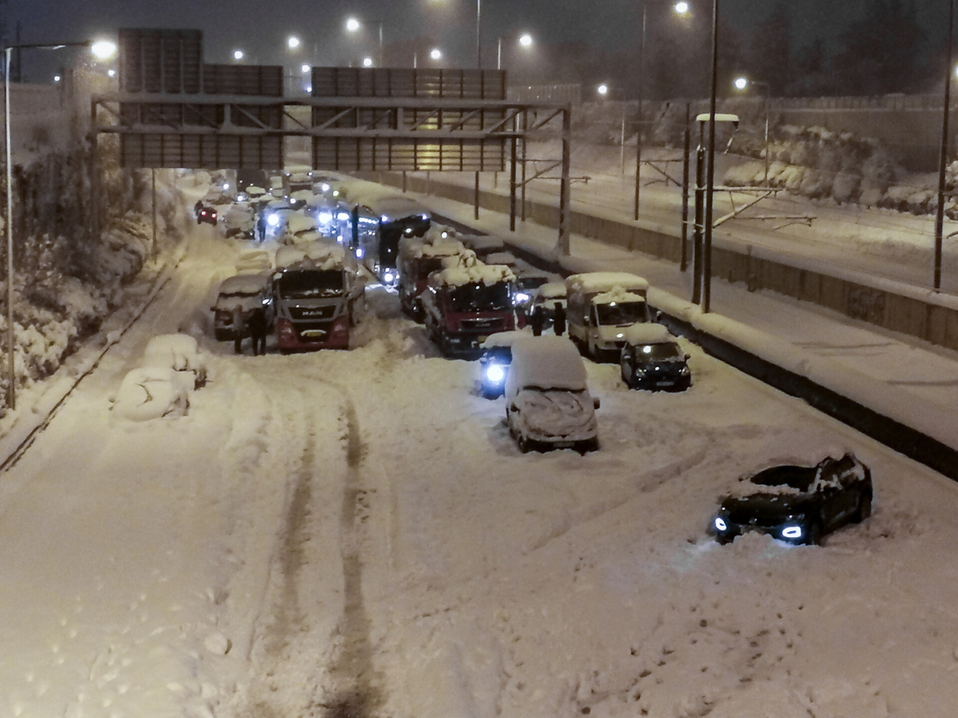 Εγκλωβισμένοι οδηγοί στη χιονισμένη Αττική Οδό © Eurokinissi