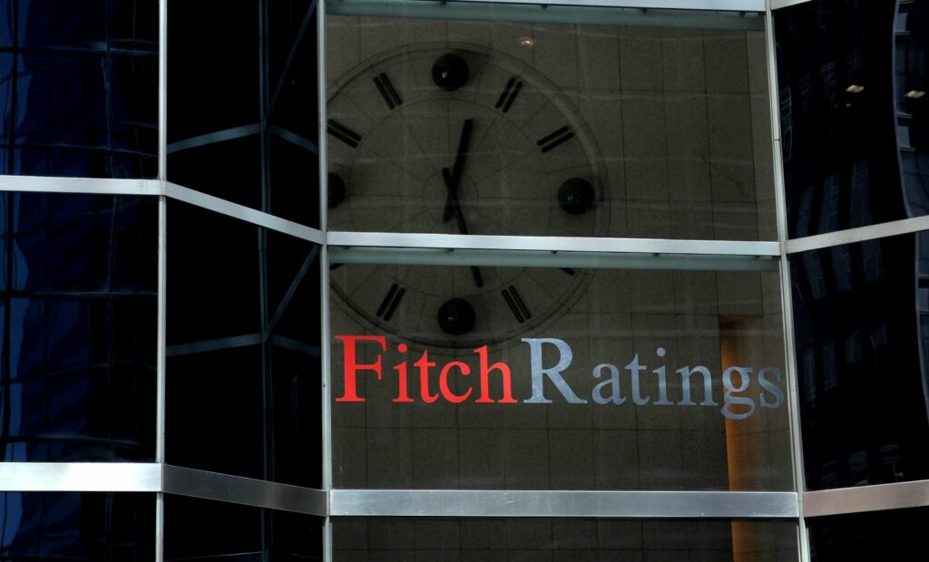 Η Fitch, η άμεση έξοδος στις αγορές, ο κινέζικος… εμφύλιος για τα 750 λεωφορεία και το νέο Ταμείο Ανάκαμψης