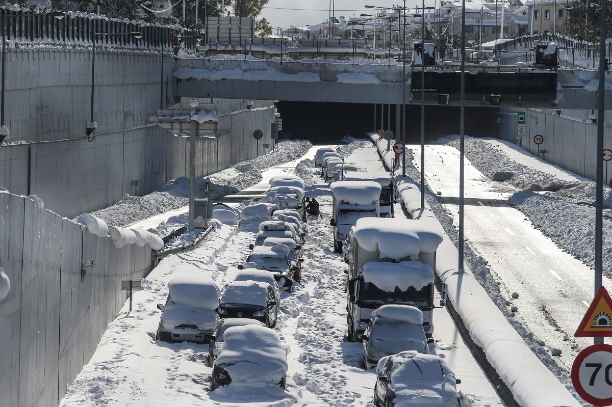 Εγκλωβισμένα αυτοκίνητα στην Αττική Οδό © Eurokinissi