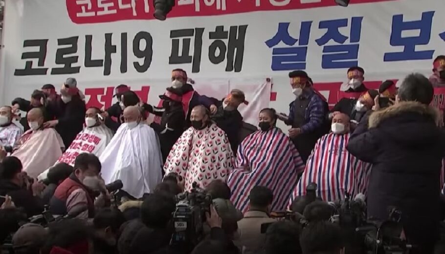 Επιχειρηματίες της λιανικής αγοράς στη Ν. Κορέα κουρεύονται γουλί ως ένδειξη διαμαρτυρίας στα μέτρα © youtube