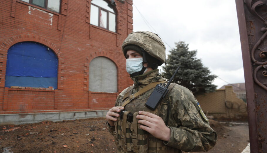 Ουκρανός στρατιώτης © EPA/ZURAB KURTSIKIDZE
