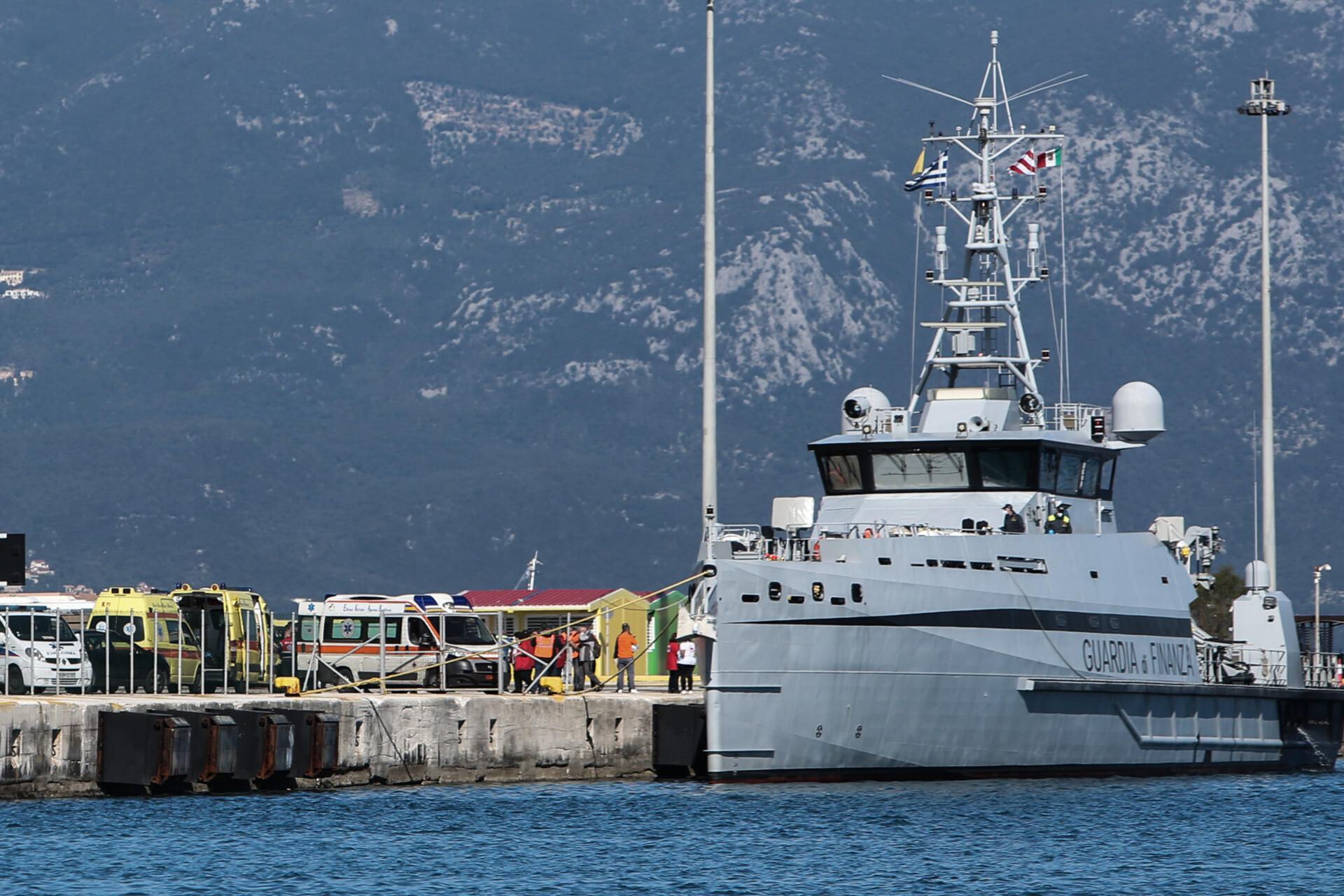 Στο λιμάνι της Κέρκυρας μεταφέρονται οι επιβαίνοντες του «Euroferry Olympia» © Eurokinissi