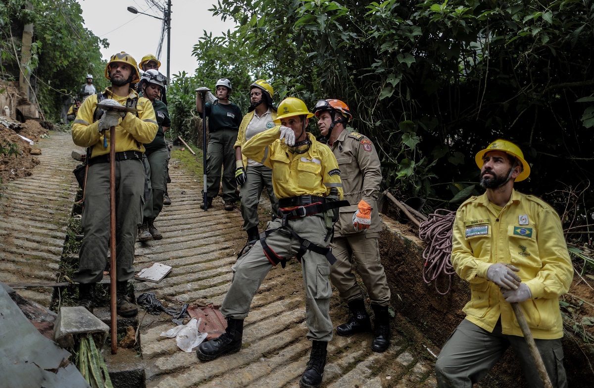 Πλημμύρες και κατολισθήσεις προκάλεσαν οι σφοδρές βροχοπτώσεις στην Πετρόπολις της Βραζιλίας © EPA/Antonio Lacerda