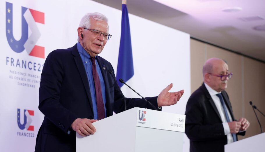 Ανακοινώσεις από τον εκπρόσωπο της ΕΕ για την εξωτερική πολιτική Ζοσέπ Μπορελ και τον Γάλλο ΥΠΕΞ Ζαν Υβ Λε Ντριάν ©EPA/IAN LANGSDON