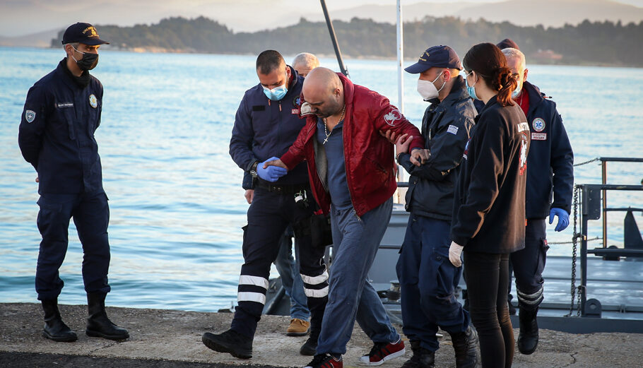 H μεταφορά του τραυματία από το φλεγόμενο πλοίο Euroferry Olympia στο νοσοκομείο της Κέρκυρας © Eurokinissi