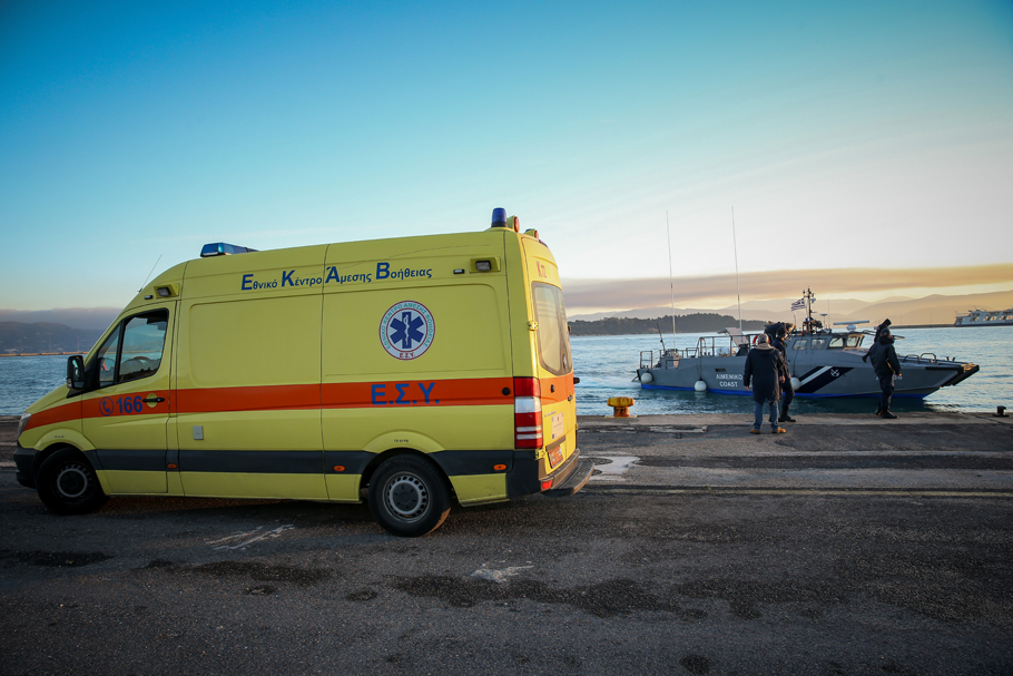 H μεταφορά του τραυματία από το φλεγόμενο πλοίο Euroferry Olympia στο νοσοκομείο της Κέρκυρας © Eurokinissi
