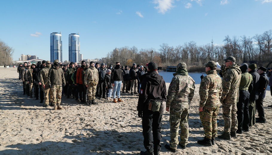 Πολίτες στο Κίεβο εκπαιδεύονται στα όπλα από Ουκρανούς στρατιώτες © EPA/SERGEY DOLZHENKO