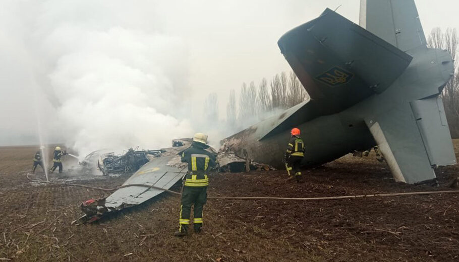 Οι ουκρανικές δυνάμεις έδωσαν στη δημοσιότητα φωτογραφία από αεροσκάφος που καταρρίφθηκε στο Κίεβο. Σύμφωνα με την ίδια πηγή είναι ρωσικό © EPA/STATE EMERGENCY SERVICE OF UKRAINE HANDOUT -- BEST QUALITY AVAILABLE -- MANDATORY CREDIT: STATE EMERGENCY SERVICE OF UKRAINE -- HANDOUT EDITORIAL USE ONLY/NO SALES