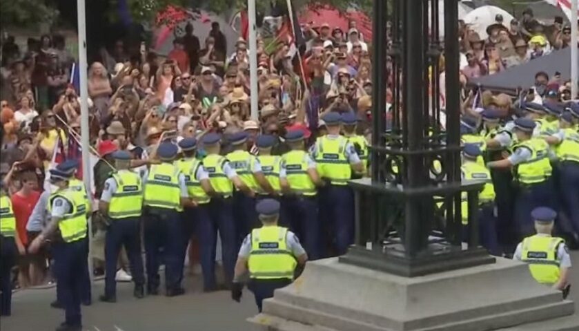 Επεισόδια και συλλήψεις σε διαδήλωση αντιεμβολιαστών στη Νέα Ζηλανδία © youtube