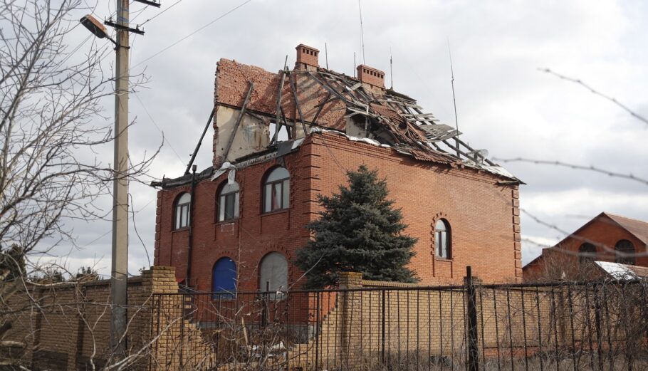 Ένα κατεστραμμένο σπίτι που απεικονίζεται κατά τη διάρκεια μιας περιοδείας στα μέσα ενημέρωσης στην πόλη Svitlodarsk της Ουκρανίας © EPA / ZURAB KURTSIKIDZE