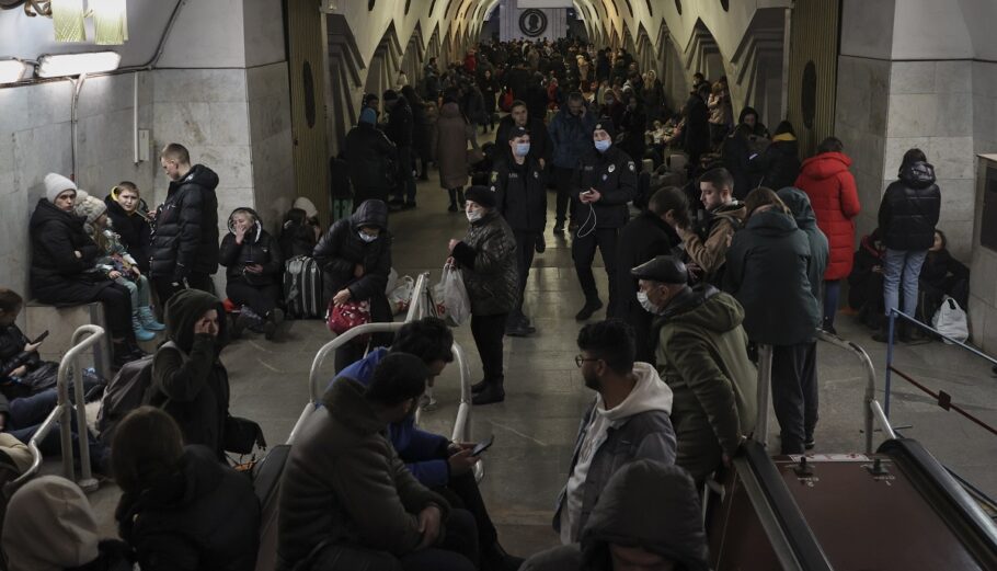 Οι Ουκρανοί βρίσκουν καταφύγιο σε έναν σταθμό μετρό για την επόμενη νύχτα στο Κίεβο, Ουκρανία © EPA/SERGEY KOZLOV
