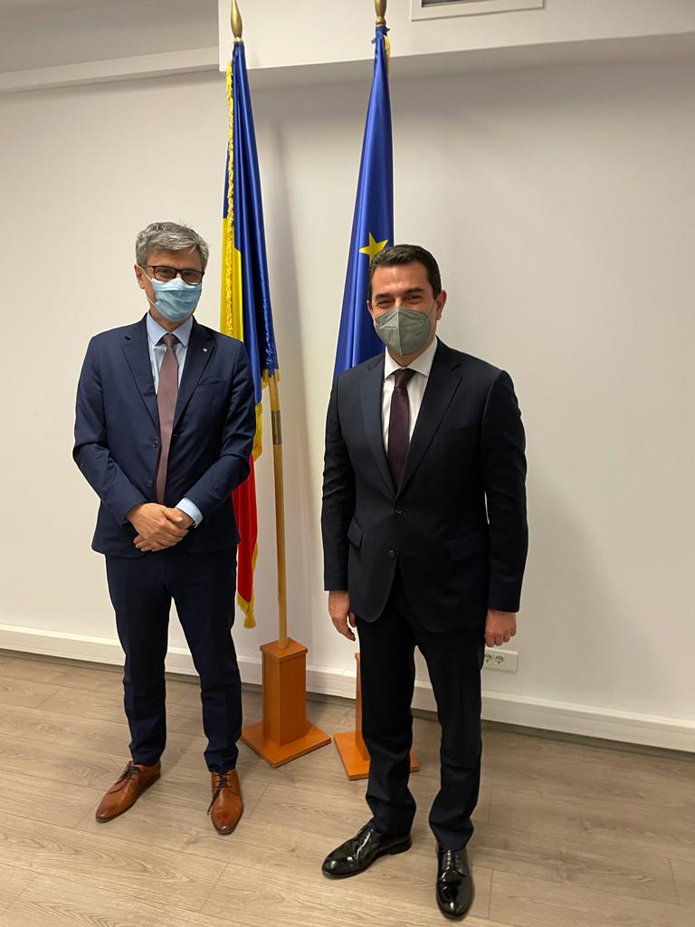 Ο υπουργός Περιβάλλοντος και Ενέργειας Κώστας Σκρέκας με τον Ρουμάνο ομόλογό του, Βίργκιλ Ποπέσκου