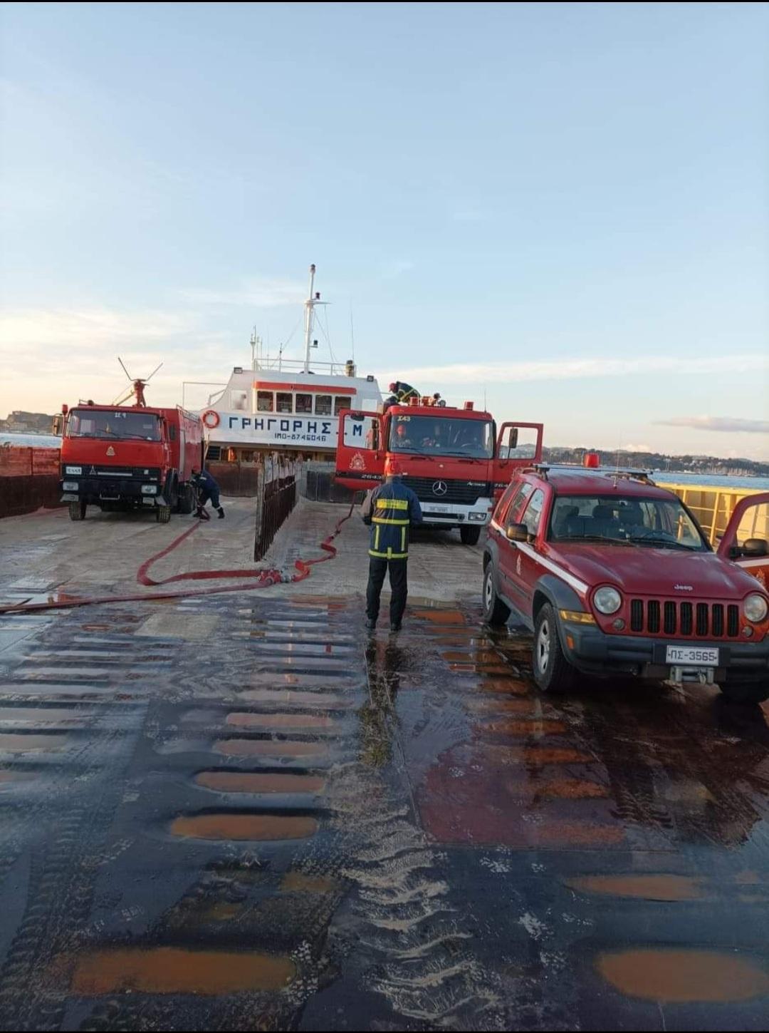Δυνάμεις της Πυροσβεστικής Υπηρεσίας στο λιμάνι της Κέρκυρας © ΑΠΕ-ΜΠΕ