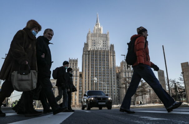 Κόσμος στη Μόσχα © EPA/YURI KOCHETKOV