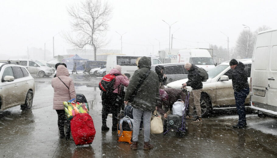 Ουκρανοί πρόσφυγες στα σύνορα με τη Ρουμανία © EPA/SERGEY DOLZHENKO