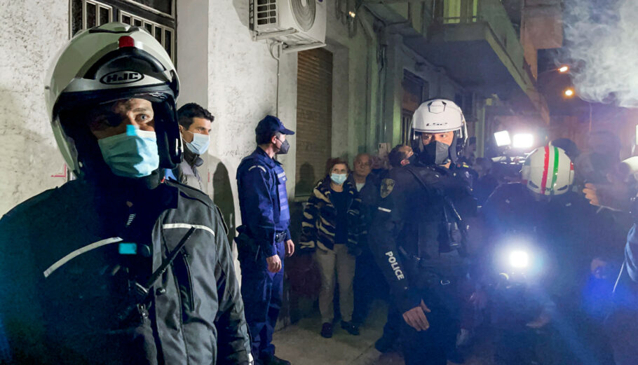 Αστυνομικές δυνάμεις και πλήθος κόσμου έξω από το σπίτι της Ρούλας Πισπιρίγκου © Eurokinissi