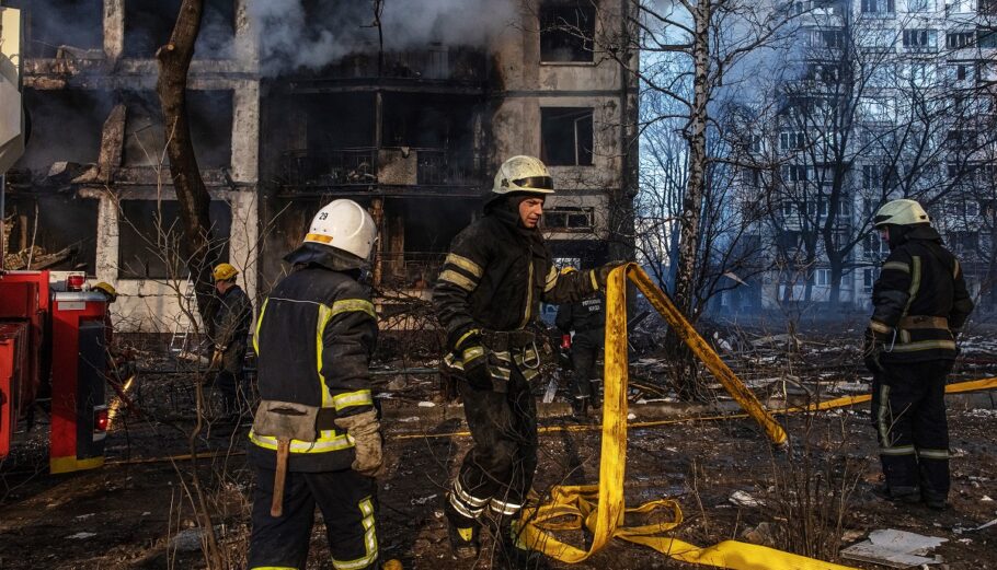 Ρωσικοί πύραυλοι χτύπησαν πολυκατοικία στο Κίεβο © EPA/ROMAN PILIPEY