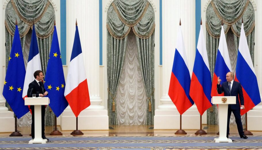 Ο Βλ. Πούτιν με τον Εμμ. Μακρόν ©EPA/THIBAULT CAMUS
