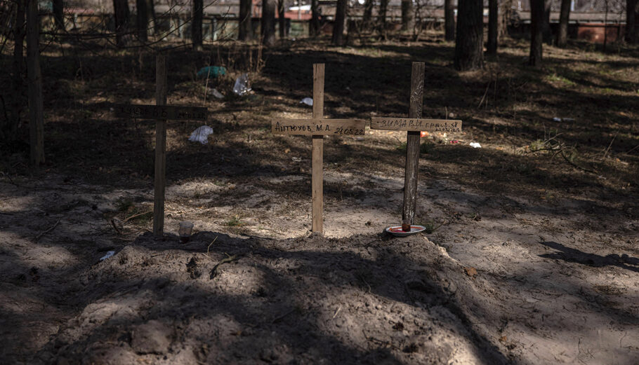 Πρόχειροι τάφοι στην ουκρανική πόλη Trostyanets © EPA