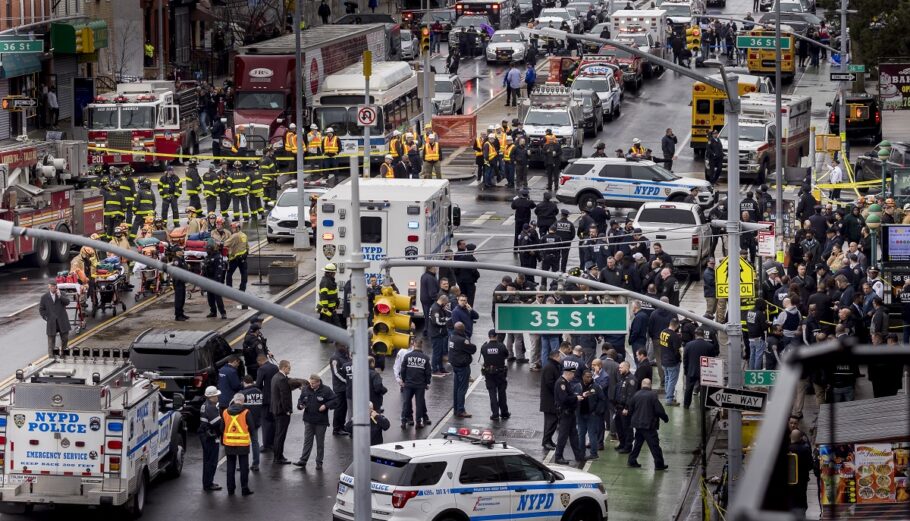 Επίθεση σε σταθμό του μετρό στη Νέα Υόρκη © EPA/JUSTIN LANE