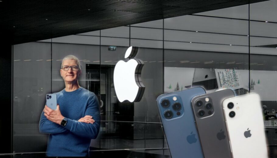 Ο CEO της Apple Τιμ Κουκ με το νέο iPhone13 © EPA/APPLE INC/ powergame.gr