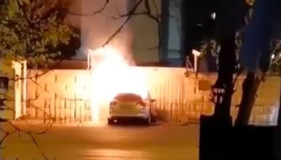 Όχημα έπεσε στην πύλη της ρωσικής πρεσβείας στο Βουκουρέστι © twitter.com/nexta_tv/status