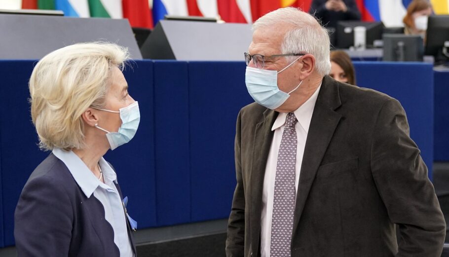 Η πρόεδρος της Ευρωπαϊκής Επιτροπής Φον ντερ Λάιεν και ο κορυφαίος διπλωμάτης της ΕΕ Ζοζέπ Μπορέλ © EPA/RONALD WITTEK