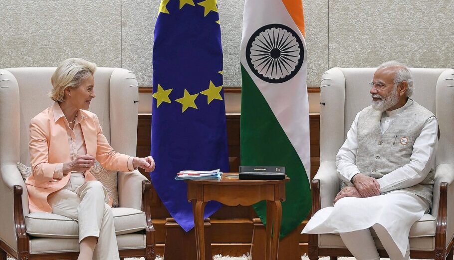 Η πρόεδρος της ΕΕ Ούρσουλα φον ντερ Λάιεν και ο Ινδός πρωθυπουργός Ναρέντρα Μόντι © EPA/INDIAN PRESS INFORMATION BUREAU HANDOUT ONLY FOR EDITORIAL USE / NO SALE /INDIA PRESS INFORMATION BUREAU HANDOUT EDITORIAL USE ONLY/NO SALES