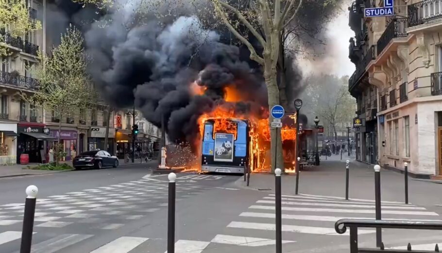 Φωτιά σε λεωφορείο στο Παρίσι © Twitter