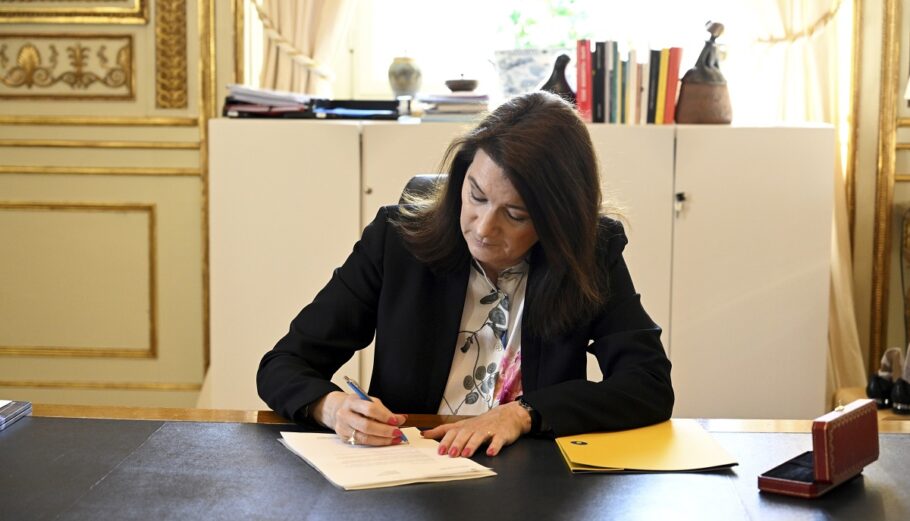 Η υπουργός Εξωτερικών Αν Λίντε υπέγραψε το πρωί της Τρίτης την ιστορική αίτηση της Σουηδίας για ένταξη στο ΝΑΤΟ ©EPA/Henrik Montgomery SWEDEN OUT