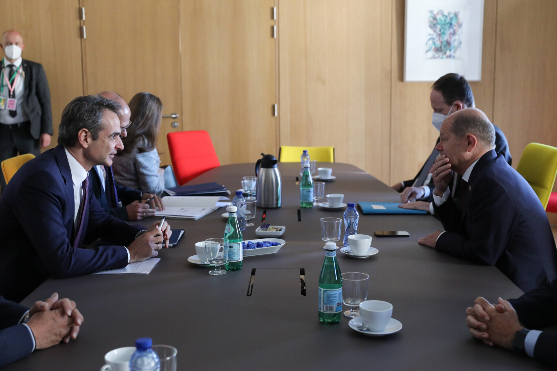 O πρωθυπουργός Κυριάκος Μητσοτάκης συνάντησε τον Γερμανό καγκελάριο, Όλαφ Σολτς στις Βρυξέλλες στο περιθώριο της Συνόδου Κορυφής της Ευρωπαϊκής Ένωσης © Γραφείου Τύπου Πρωθυπουργού 