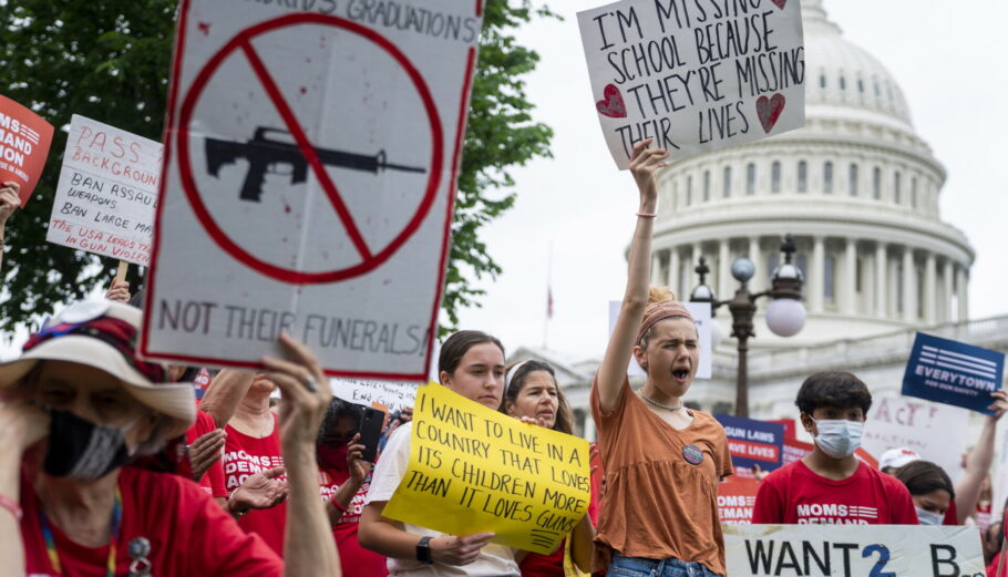 Διαδηλώσεις κατά της οπλοκατοχής στις ΗΠΑ © EPA/SHAWN THEW / POOL