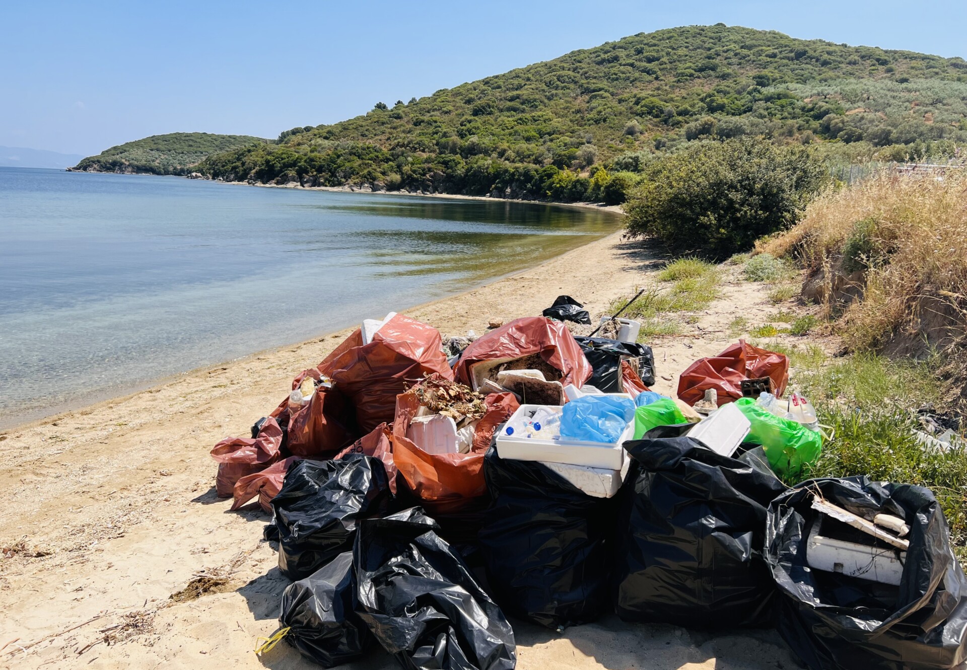 Energean: Καθαρισμός παραλίας για την Ημέρα Περιβάλλοντος