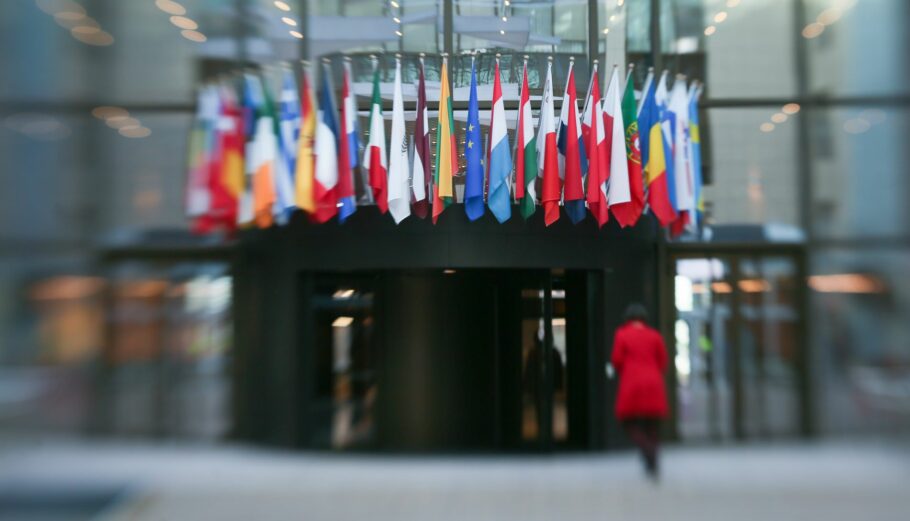 Σημαίες της Ευρωπαϊκής Ένωσης σε κτίριο του Συμβουλίου της ΕΕ ©EPA/OLIVIER HOSLET