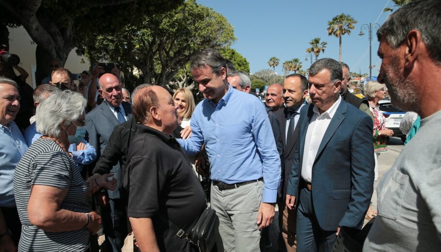 Ο πρωθυπουργός Κυριάκος Μητσοτάκης συνομιλεί με πολίτες κατά την διάρκεια της επίσκεψης του στην Κω @ΑΠΕ-ΜΠΕ/ΓΡΑΦΕΙΟ ΤΥΠΟΥ ΠΡΩΘΥΠΟΥΡΓΟΥ/ΓΙΩΡΓΟΣ ΒΙΤΣΑΡΑΣ