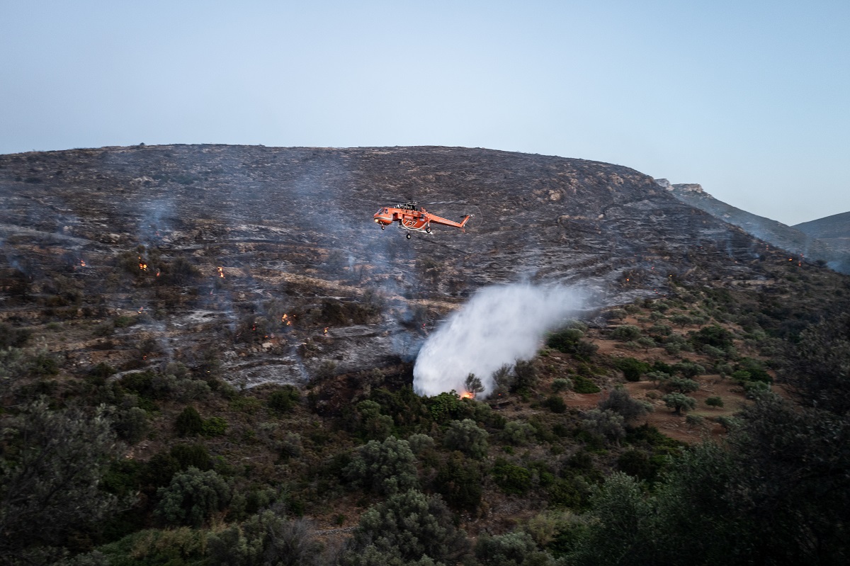 Σε ύφεση η φωτιά στην Πάρο