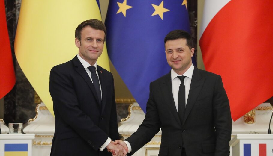 O γάλλος πρόεδρος Εμανουέλ Μακρόν και ο ουκρανός πρόεδρος, Βολοντιμίρ Ζελένσκι© EPA/SERGEY DOLZHENKO