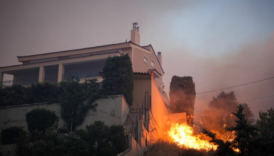 Πυρκαγιά στην Πεντέλη: Εκκενώνονται Ανθούσα, Ντράφι, Διώνη, Δασαμάρι