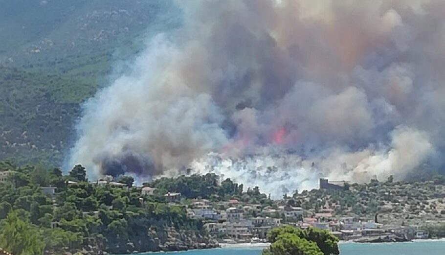 Σε εξέλιξη βρίσκεται η φωτιά στο Πόρτο Γερμενό, με τους κατοίκους του Μύτικα να καλούνται να εκκενώσουν τον οικισμό © Twitter