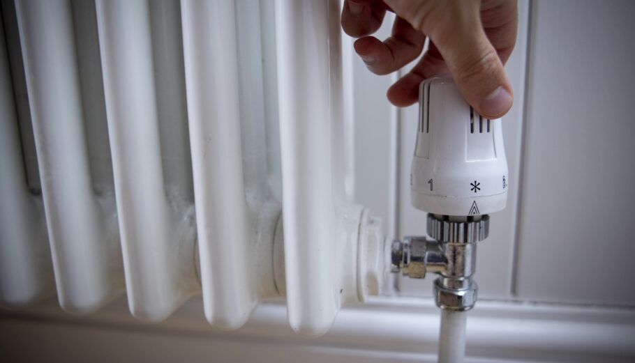 Οικονομία στη χρήση ενέργειας κάνουν τα νοικοκυριά στην Ευρώπη © EPA/TOLGA AKMEN