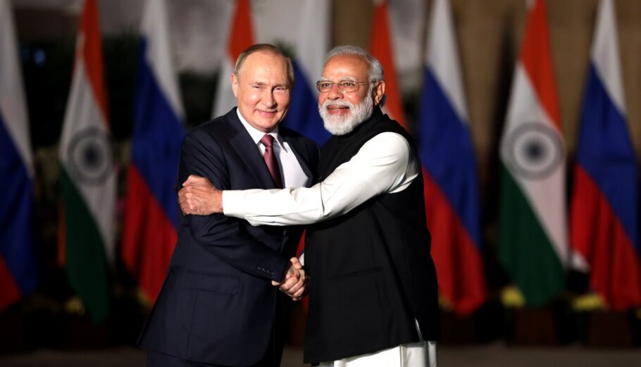 Ο Ρώσος πρόεδρος Β. Πούτιν με τον Ινδό πρωθυπουργό, Ν. Μόντι © EPA/HARISH TYAGI