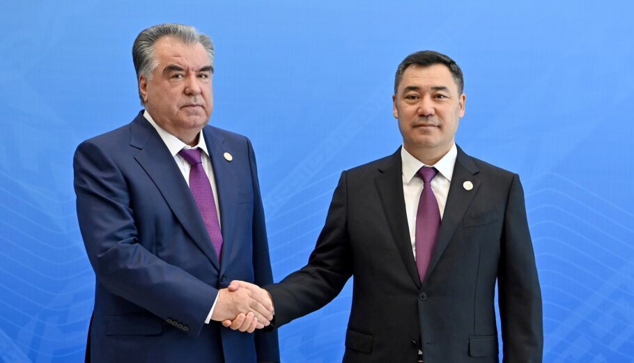 Ο πρόεδρος του Τατζικιστάν, Εμομάλι Ραχμόν και ο πρόεδρος του Κιργιστάν, Σαντίρ Τζαπάροφ © EPA/Kyrgyz President's Press Service